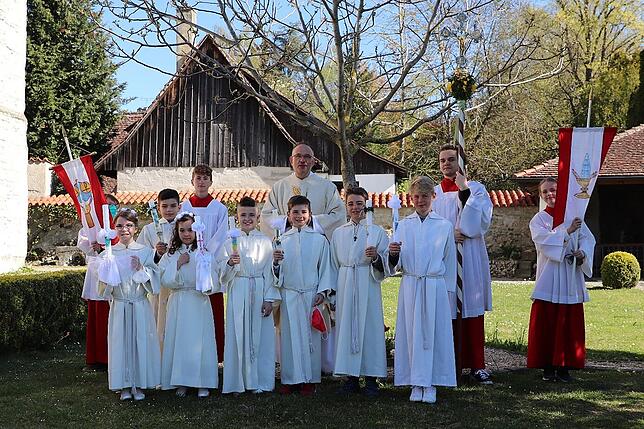 Insgesamt 17 Mädchen und Jungen gingen in Hagnau, in der Kirche St. Johann Baptist, erstmals zum Tisch des Herrn. Es gab zwei Feiern, ...