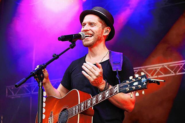 Johannes Oerding liebt es, auf der Bühne zu stehen und Konzerte zu spielen, hier bei seinem Auftritt in Meersburg im August 2018.