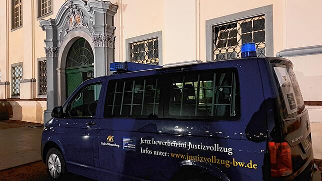 Der Angeklagte sitzt seit seiner Festnahme kurz nach der Tat in der Justizvollzugsanstalt Ravensburg in Untersuchungshaft.