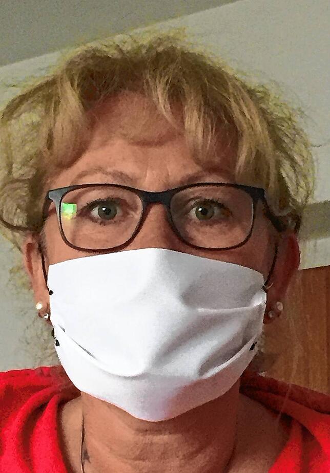 Ines Baumert benötigt nur drei Minuten, um eine solche Mundschutzmaske zu nähen. Dank ihrer Fleißarbeit konnten alle ehrenamtlichen ...