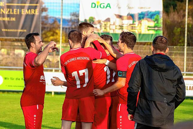 Bild 1: TuS Kleines Wiesental sichert sich ein 2:2 beim Tabellenführer FSV Rheinfelden II &ndash; wird haben die Bilder!