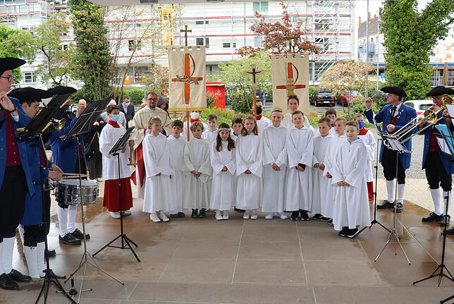 Die Kommunionskinder der Sonnenrainschule umrahmt von Musikern der Radolfzeller Stadtkapelle.