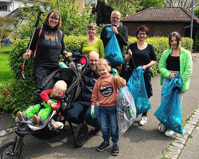 Gemeinsam sammeln sie Müll für eine saubere Gemeinde, von links: Familie Letzkus, Ehepaar Pützschel, Jana Akyildiz und Hanna Bürkle. ...