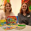 Die Leiterin der Stadtbibliothek, Petra Wucherer, (links) und die Leiterin der Kinder- und Jugendbibliothek, Melina Vogt, neben ...
