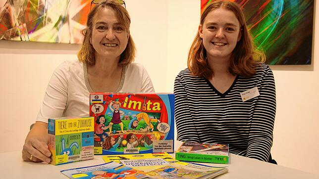 Die Leiterin der Stadtbibliothek, Petra Wucherer, (links) und die Leiterin der Kinder- und Jugendbibliothek, Melina Vogt, neben ...