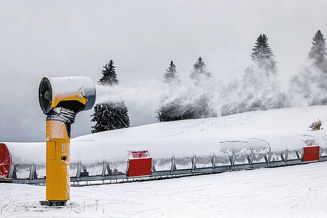 So tief verschneit – hier ein Bild vom November 2024 – ist es derzeit am Feldberg nicht mehr. Aber es reicht zum Skivergnügen.