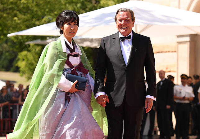 Altbundeskanzler Gerhard Schröder (SPD) und seine Frau Soyeon Kim