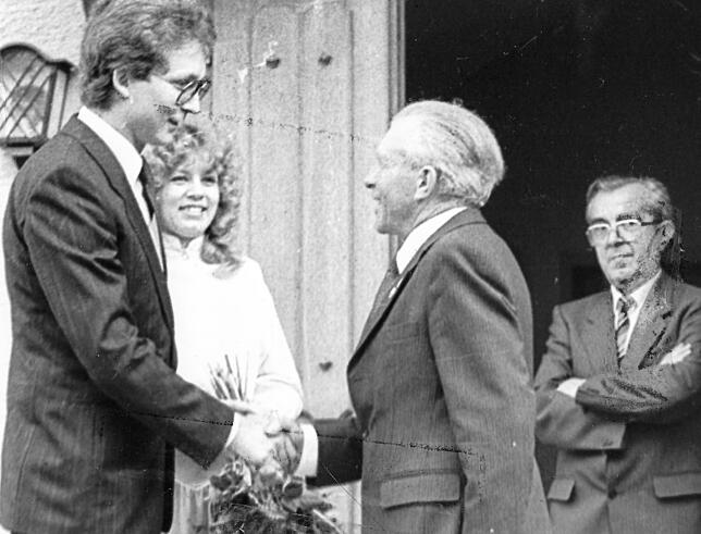 Glückwünsche für den neuen Mühlinger Bürgermeister Manfred Jüppner (links) am 5. Juni 1983.