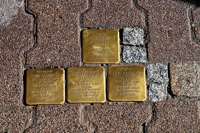 Bild 4: Nach Jahrzehnten des Wartens und Kämpfens: So wurden die ersten Stolpersteine in VS verlegt