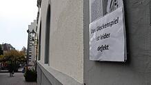 Ein Schild gibt Auskunft: Am Rathaus bleibt es wegen eines Defekts des Glockenspiels erst einmal leider still.