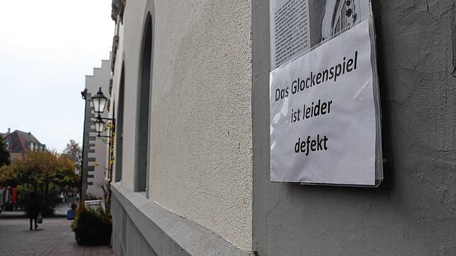 Ein Schild gibt Auskunft: Am Rathaus bleibt es wegen eines Defekts des Glockenspiels erst einmal leider still.