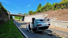 Wohl aus Unachtsamkeit ist der Fahrer dieses Autos in die B27-Baustelle gekracht. Der Wagen mit drei Insassen hat sich überschlagen.
