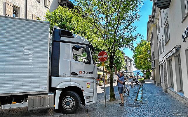 Enge Angelegenheit, aber irgendwie müssen die Lieferfahrzeuge ja in die Stadt kommen.