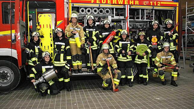 Frauen sind bei den Freiwilligen Feuerehren im Landkreis Waldshut längst keine Seltenheit mehr. Das Bild zeigt zwölf engagierte Frauen ...
