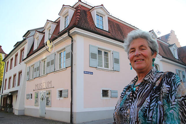 Julie Heyning aus dem niederländischen Haarlem vor dem Stadtmuseum in Hüfingen. In einer Kammer dieses Hauses, das damals Anna Baum ...