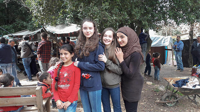 Angelina und Rosalie Limberger (Mitte) treffen auf die syrischen Mädchen Nejmeh (links) und Baara (rechts), die in einem ...