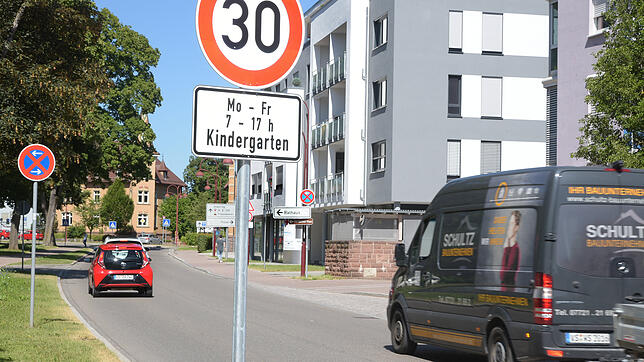 Vor der Montessori-Kindervilla gilt das Verbot von sieben bis 17 Uhr. Bilder: Hahne
