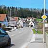 Der erste von fünf Bauabschnitten der Sanierung der B&nbsp;313 beginnt hier an der Einmündung der Straße Bahnhofplatz in Zizenhausen und ...