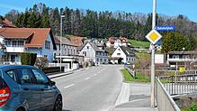 Der erste von fünf Bauabschnitten der Sanierung der B&nbsp;313 beginnt hier an der Einmündung der Straße Bahnhofplatz in Zizenhausen und ...