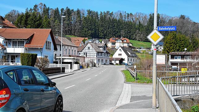 Der erste von fünf Bauabschnitten der Sanierung der B&nbsp;313 beginnt hier an der Einmündung der Straße Bahnhofplatz in Zizenhausen und ...