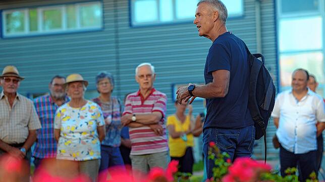 Manfred Härle bereitet jeweils die Bühne für die Gewerbetreibenden, die bei dem Rundgang besucht werden. Nach einer kleinen Vorstellung ...