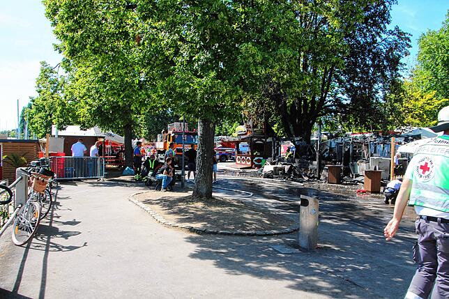 Bild 16: Bilder der Brandstelle nach einem Feuer auf dem Seehasenfest