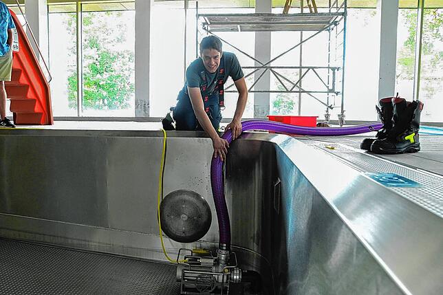 Fast geschafft. Feuerwehrmann Linus Dold an der Tauchpumpe, mit der die 85.000 Liter des Nichtschwimmerbeckens leergesaugt wurden.