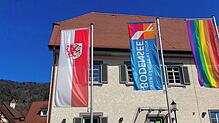 Flaggen mit sechs Farben sorgen für Aufregung. Bilder: Holger Kleinstück