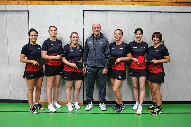 Sie sind in das Abenteuer Regionalliga gestartet (von links): Jana Bork, Mareike Allgeier, Saskia Hauser, Coach Bernd Pacher, Anastasiia ...