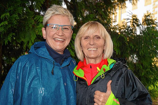 Bestens gerüstet gegen Regen sind Ursula Kneer (rechts) und ihre Tochter Selina Heudorfer. Fanta-Fan Kneer hat sich mit dem ...