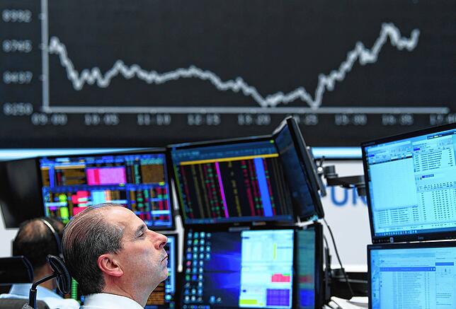 Der Aktienindex Dax ist in der Corona-Krise zeitweise auf unter 9000 Punkte gefallen.