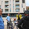 Am Herz-Jesu-Platz entspinnt sich während der Sommertour der Singener SPD eine Diskussion, wie man dort noch mehr Grün hinbekommen ...