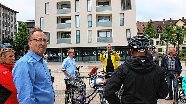 Am Herz-Jesu-Platz entspinnt sich während der Sommertour der Singener SPD eine Diskussion, wie man dort noch mehr Grün hinbekommen ...