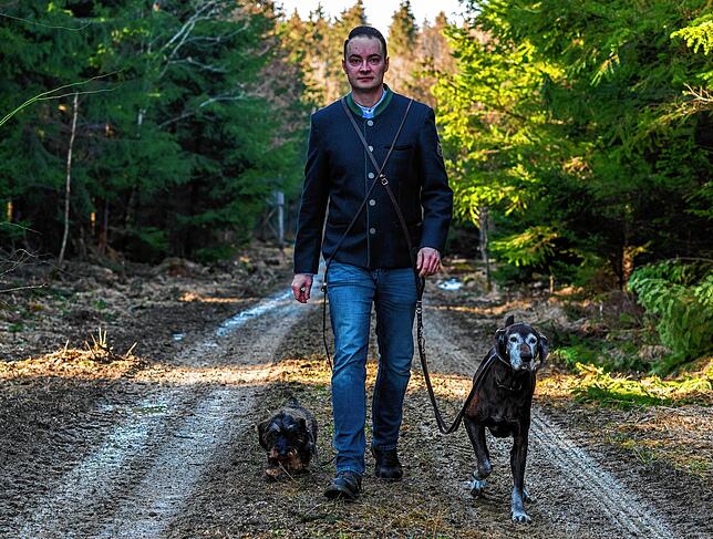 Seine Freizeit verbringt AfD-Kandidat Nicolas Gregg gerne in der Natur. Mit seinen beiden Hunden Aina (links) und Peter geht er auf die ...