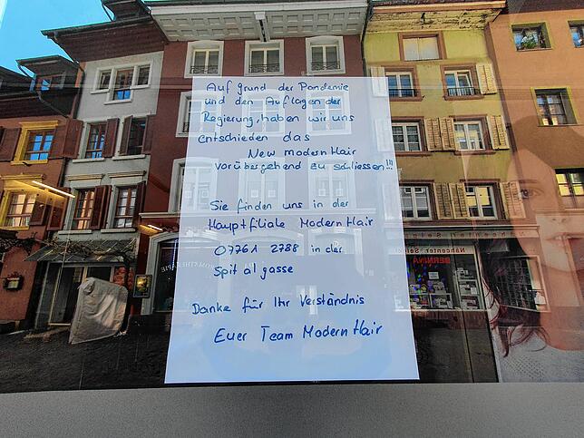 Das Schaufenster im &bdquo;New Modern Hair&ldquo; in der Rheinbrückstraße.