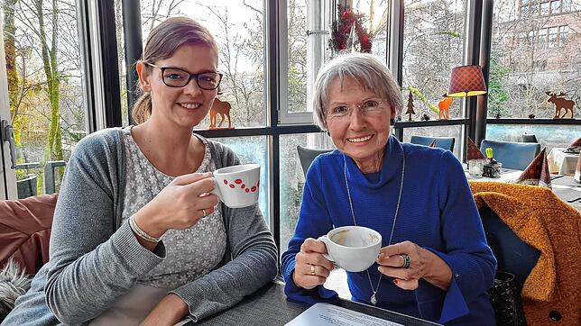 Unsere Reporterin Sira Huwiler-Flamm (links) im Interview mit Maria Trehn, der Teamleiterin der Gründen Damen und Herren am Klinikum ...