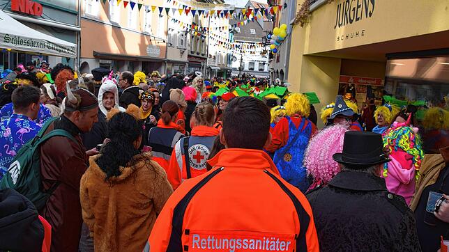 Eine Fußstreife des DRK schiebt sich durch die Menschenmenge: Vergangenes Jahr war das Rote Kreuz mit 35 Helfern im Einsatz. Zu tun gab ...