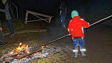 In Dittishausen werden die kleinen Holzscheiben an diesem Feuer zum Glühen gebracht. Doch auch dies will gelernt sein. Deshalb übt sich ...