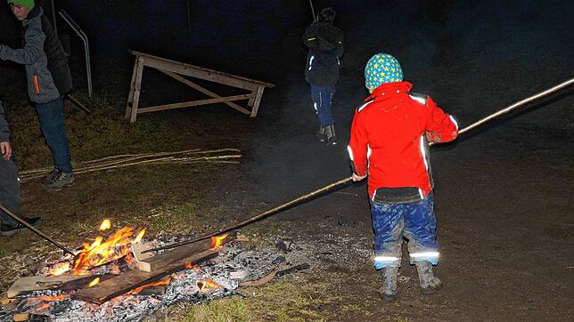 In Dittishausen werden die kleinen Holzscheiben an diesem Feuer zum Glühen gebracht. Doch auch dies will gelernt sein. Deshalb übt sich ...