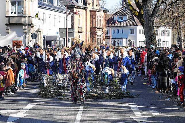 Bild 11: Villinger Fasnet-Umzug: Narren feiern bei strahlendem Sonnenschein – Die besten Bilder!
