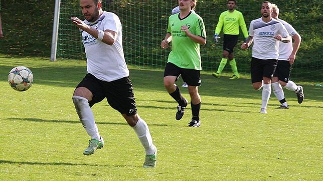 Mit 33 Saisontoren war Tolga Sözer (am Ball) der treffsicherste Stürmer in der Kreisliga A, Staffel 1. Nun kämpft Sözer mit dem FC ...