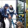 Fridolin Zolk (links) hilft Barbara Kraftmeier beim Einsteigen in den Singener Stadtbus. Zolk ist einer von neun Busbegleitern, die ihre ...