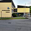 &bdquo;Wir vermissen euch&ldquo; hängt in großen Buchstaben am Fenster der Hohenlupfenschule Stühlingen im Eingangsbereich.