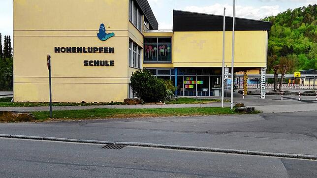 &bdquo;Wir vermissen euch&ldquo; hängt in großen Buchstaben am Fenster der Hohenlupfenschule Stühlingen im Eingangsbereich.