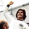 Gerd Müller jubelt mit Bundestrainer Helmut Schön (unten) über den Sieg im WM-Finale Deutschland gegen die Niederlande. Am Dienstag ...