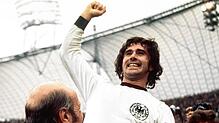 Gerd Müller jubelt mit Bundestrainer Helmut Schön (unten) über den Sieg im WM-Finale Deutschland gegen die Niederlande. Am Dienstag ...