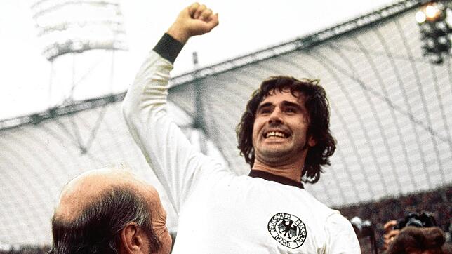 Gerd Müller jubelt mit Bundestrainer Helmut Schön (unten) über den Sieg im WM-Finale Deutschland gegen die Niederlande. Am Dienstag ...