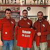 Neuer Trainer beim FC Bergalingen: Spielleiter Paco Exposito und Vorsitzender Martin Schmid (von links) freuen sich mit Sportchef Markus ...