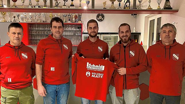 Neuer Trainer beim FC Bergalingen: Spielleiter Paco Exposito und Vorsitzender Martin Schmid (von links) freuen sich mit Sportchef Markus ...