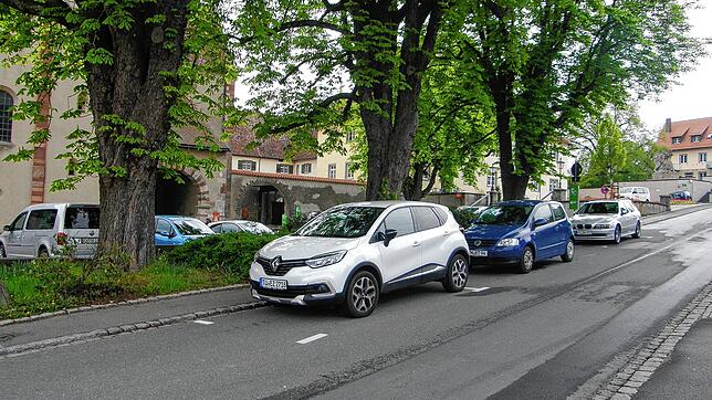 Eine der Stellen, die künftig nicht mehr vollgeparkt werden sollen: Vor dem Münster (links im Hintergrund) in der Burgstraße sind ...